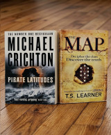 Pirate Latitudes, The Map - 2 αγγλικά βιβλία περιπέτειας (Michael Crichton και T.S. Learner)