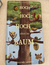 Hoch, hoch, hoch oben im Baum